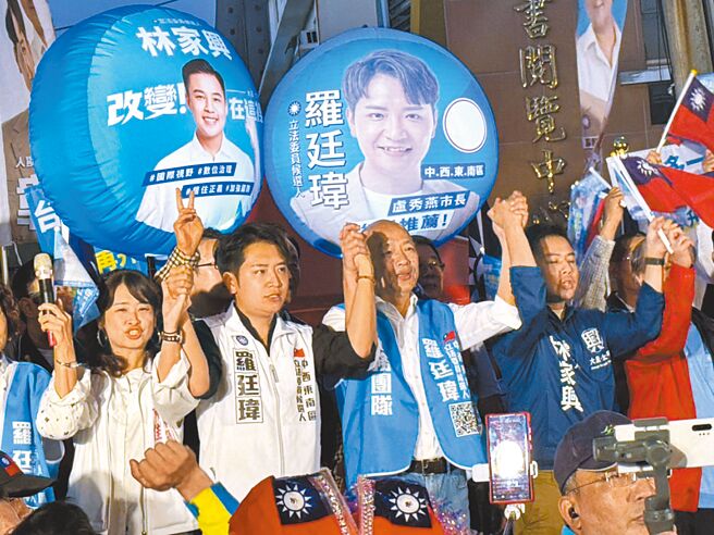 台中六选区立委参选人罗廷玮（左二）与台中七选区立委参选人林家兴（右一）10日找到拥有超高人气的前高雄市长韩国瑜（右二）到东区乐成宫举办粉丝见面会，拉抬声势。（潘虹恩摄）
