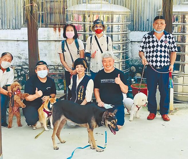 台中市太平区光隆里过去流浪犬猫高达6、70只，里长张雅芳（前排左三）10日表示，她结合警政系统进行动物普查，并鼓励里民认养，改善流浪犬猫问题，期盼打造友善宠物社区。（张雅芳提供／潘虹恩台中传真）