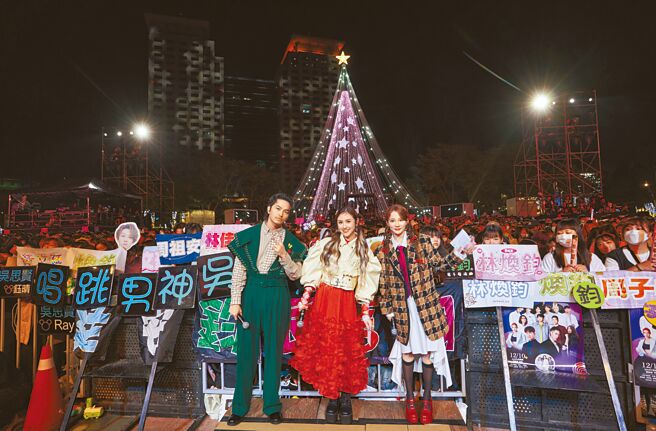 杨铭威（左起）、吴姗儒、林莎10日主持新北耶诞城「巨星耶诞演唱会」，开心合照。（TVBS提供）