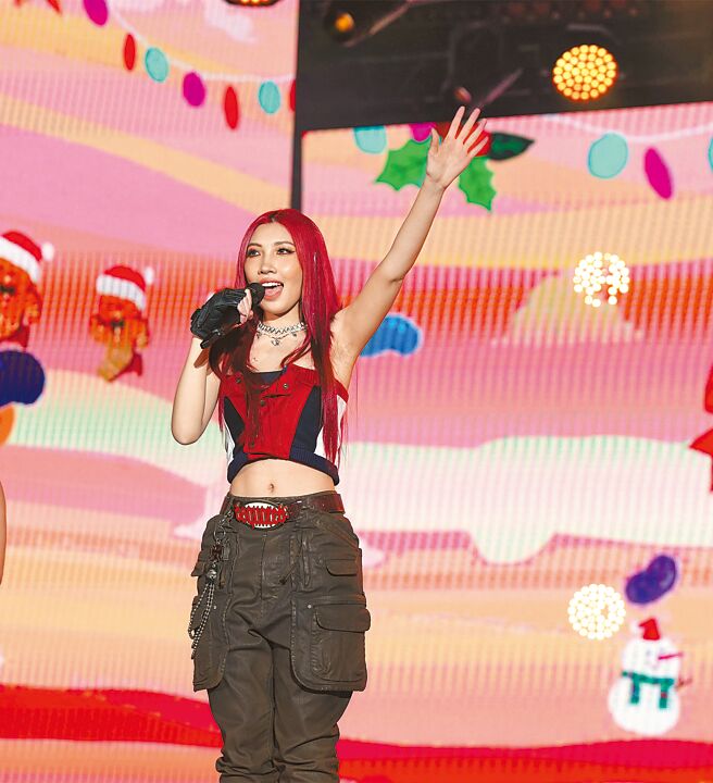Karencici 10日在新北耶诞城演唱会上飙歌。（TVBS提供）