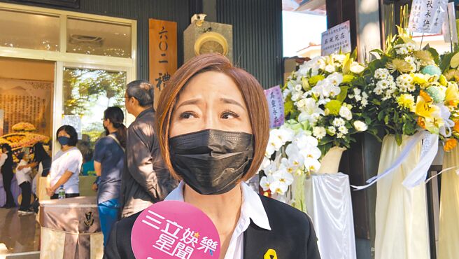 從《超級紅人榜》節目出道的20歲歌手柯辰勳，上個月底因病猝逝，10日中午在宜蘭縣員山福園舉辦告別式，主持人于美人到場追思並哽咽說「他只要永遠活在我們的記憶裡，就不曾離開。」（吳佩蓉攝）