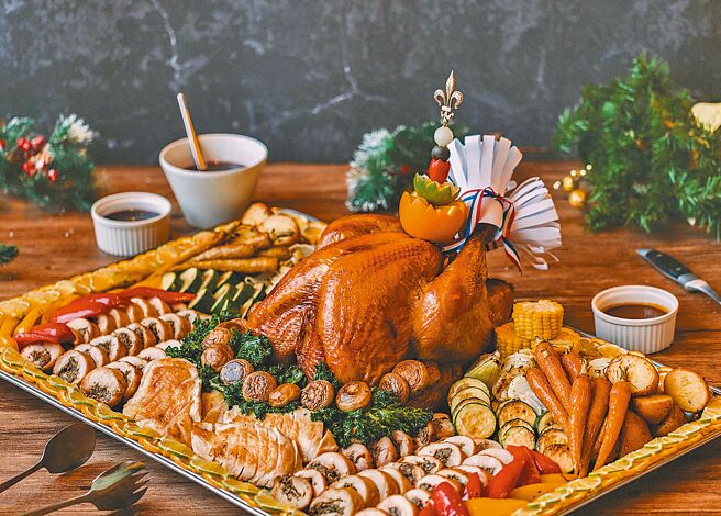 歐風館自助餐廳在平安夜、跨年及元旦的午、晚餐加碼端出威靈頓牛排、爐烤火雞、香料烤羊排等節慶佳餚，每位1680元起。（大倉久和大飯店提供）