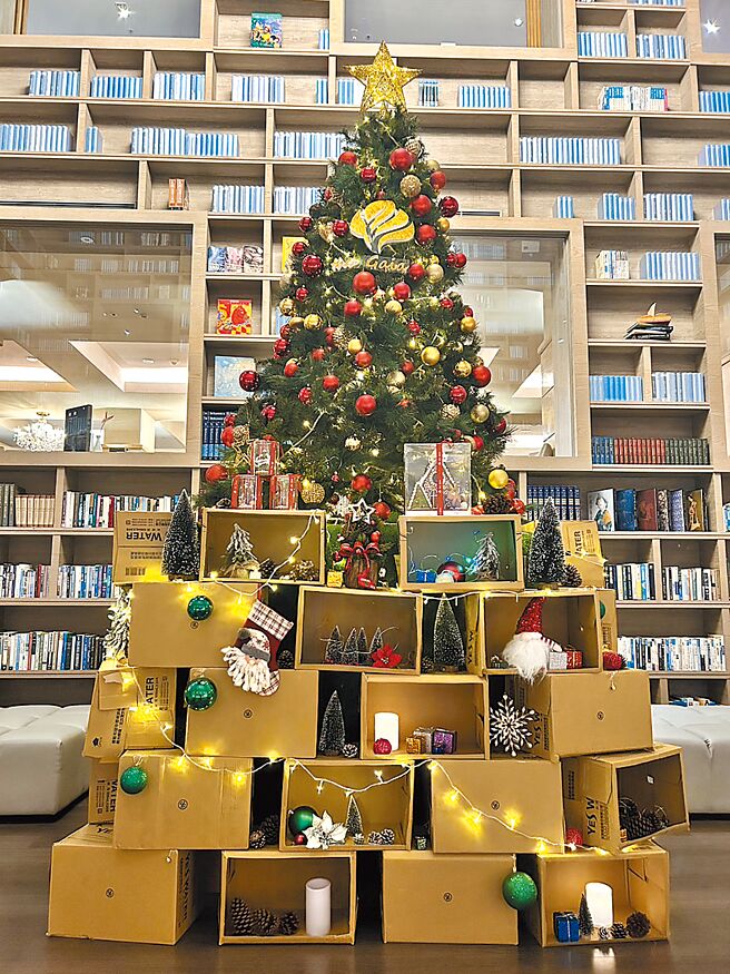 光陰部落藏書閣今年以ESG永續為主題，利用回收紙箱及過往的廢棄物品，設計別出心裁的耶誕樹造景。（大地酒店提供）