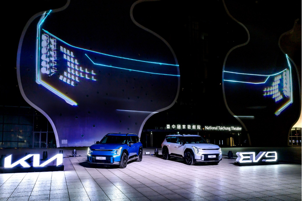 台灣森那美起亞同時宣布The Kia EV9預售自即日起，以預售價279.9萬元起正式展開，並陸續將於北中南三地舉辦The Kia EV9「膽識‧勇創未來」全台巡展。