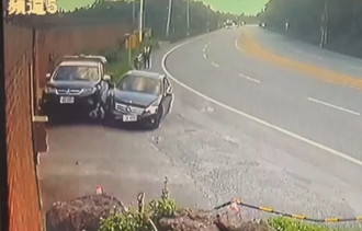 太巧？交警照相取締「警車突遭撞飛」   駕駛竟這樣說