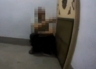 喑啞男子出門忘帶鑰匙  深夜無助蹲門外  警暖心解圍