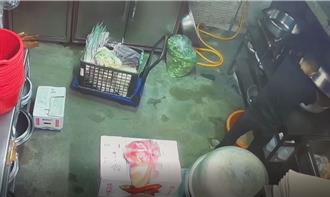 聞到肉香味「凍抹條」！送貨男抓起「用嘴消滅」  店家見影片傻了