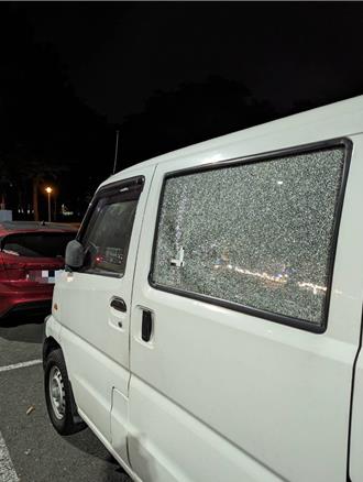 停路邊車窗碎成蜘蛛網 疑遭BB彈射擊警追查