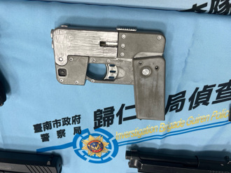 租學生套房當兵工廠 警查獲罕見手機型手槍土製炸彈