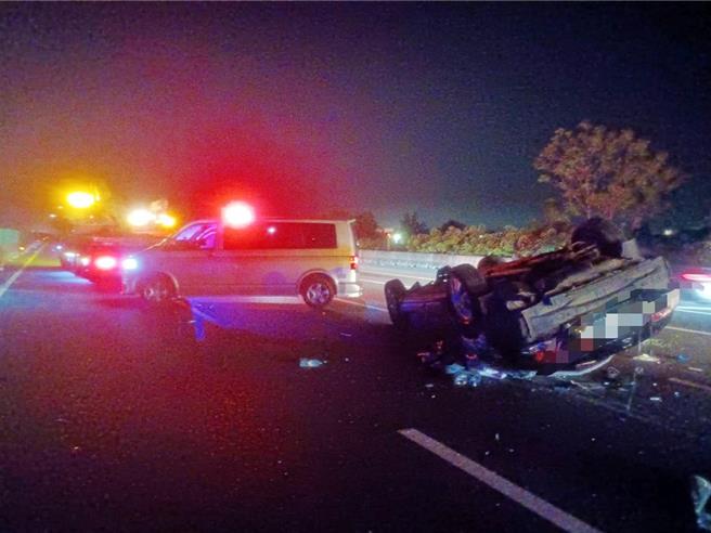 轿车疑似变换车道不慎，撞击内侧护栏而翻车。（国道警方提供∕吕妍庭嘉义传真）