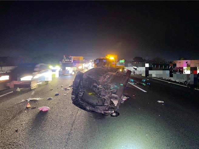 轿车疑似变换车道不慎，撞击内侧护栏而翻车。（国道警方提供∕吕妍庭嘉义传真）