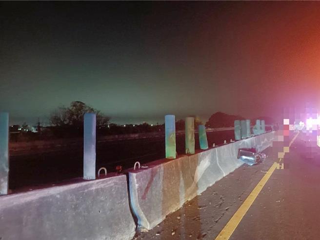 轿车疑似变换车道不慎，撞击内侧护栏而翻车，结果护栏上的防眩板掉落在北向车道，导致3辆自小客、1辆大货车因闪避不及撞防眩板而肇事。（国道警方提供∕吕妍庭嘉义传真）