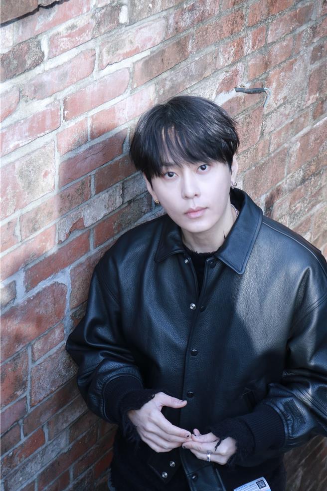 龙俊亨希望能以更自在的方式创作。（孙伊萱摄）