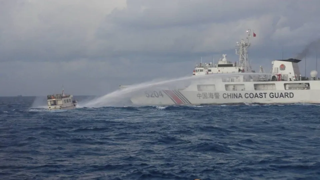 中國海軍與海警隊在仁愛礁有艦艇與武力優勢，卻在戰術上過於大意才讓菲軍使計冒險在國際宣傳上得分。圖為中國海警船對菲運補船發射水炮。（圖／騰訊網）