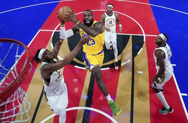 湖人队詹姆斯(中)飞身灌篮。（美联社资料照）