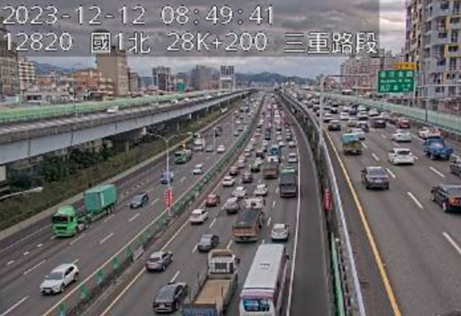 國1北上三重段紫爆，2車追撞事故，車流回堵4公里。（翻攝「1968即時影像」）