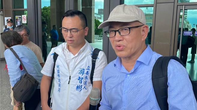 長沙台胞投資企業協會會長林懷（右），違反《選舉罷免法》，判刑3年2月定讞，他到台東地檢署報到，喊冤「司法不公」。（本報資料照片／蕭嘉蕙攝）