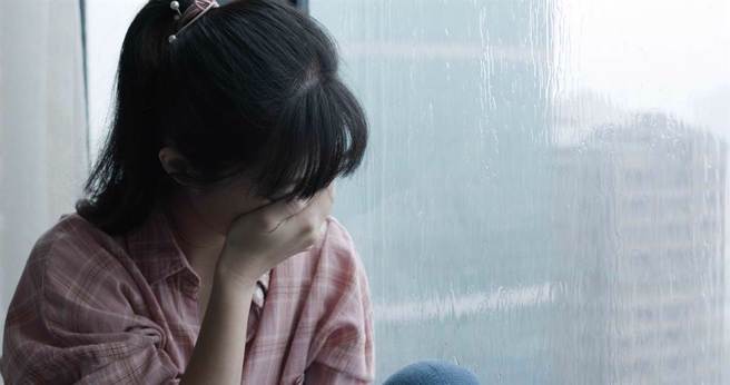 小亭不满阿诚外遇，还带小三去扫墓，愤而诉请离婚并求偿。（示意图shutterstock）