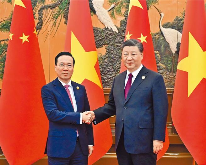 大陸國家主席習近平將於12日至13日赴越南進行國是訪問。圖為10月北京一帶一路論壇，習近平（右）會見越南國家主席武文賞（左）。（新華社資料照片）
