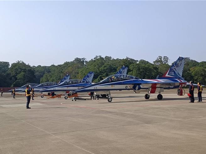 漢翔公司12日由64歲董事長胡開宏領軍，將4架勇鷹一次飛往台東空軍基地，完成今年度飛交17架的合約目標。（陳淑娥攝）