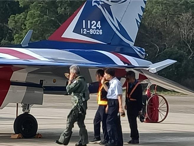 漢翔公司12日由64歲董事長胡開宏領軍，將4架勇鷹一次飛往台東空軍基地，完成今年度飛交17架的合約目標。（陳淑娥攝）