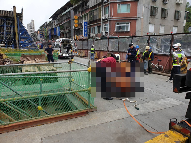 救護人員將傷者吊掛到路面，再緊急將他送醫搶救。（翻攝照片／林郁平台北傳真）