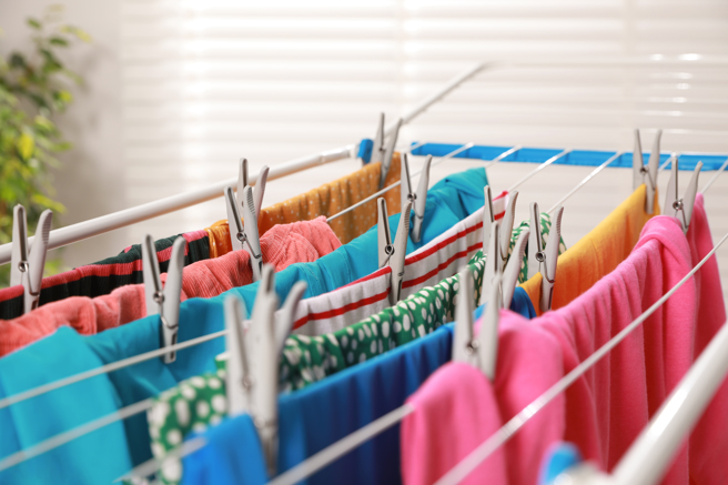 家事达人陈映如建议将洗好衣物晾在靠近窗边的位置、用风扇吹、每件衣服保持一个拳头距离。（图／示意图，达志影像）