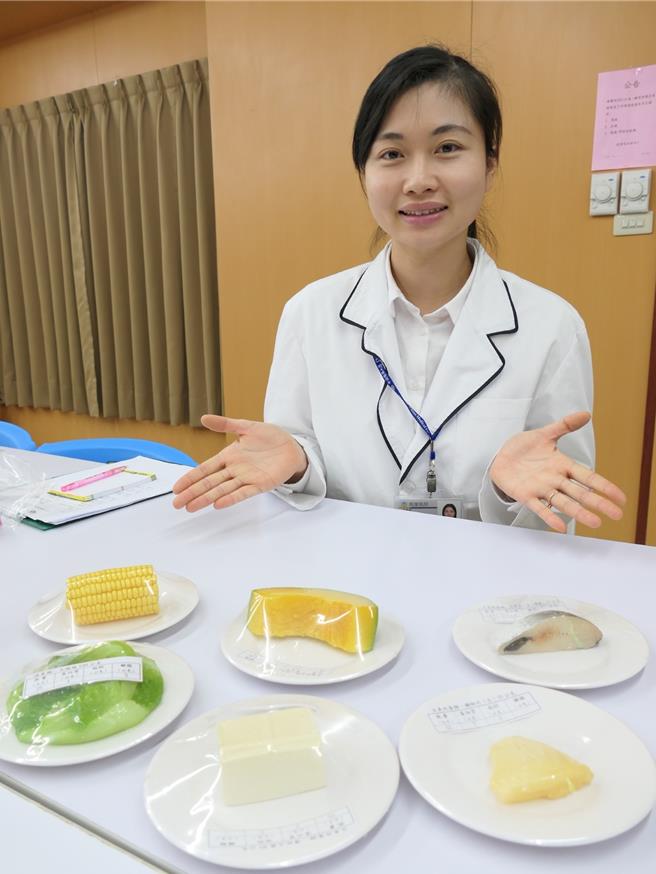 天氣漸涼，要如何吃火鍋才不會造成身體負擔？中國醫藥大學附設雲林縣北港媽祖醫院營養師張慈玲12日建議先吃蔬菜、豆腐，可產生飽足感，避免吃進過多食物。（張朝欣攝）