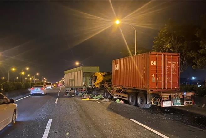 今年1到11月國道發生53件死亡車禍，其中45％發生在深夜到清晨時段，圖為9月21日國1南向349.4公里事故。（高公局提供／蔡亞樺台北傳真）