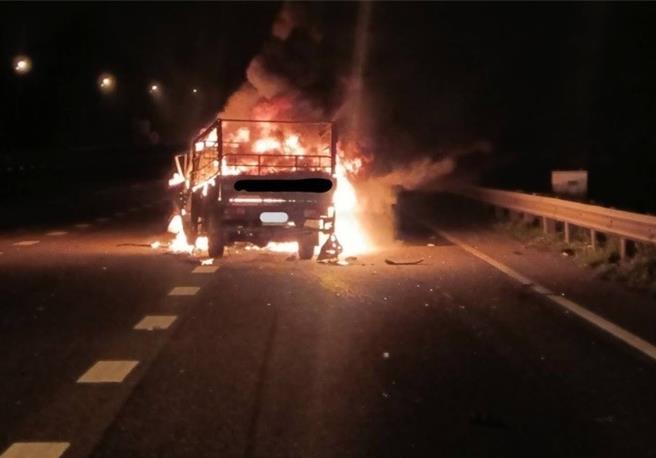 今年1到11月國道發生53件死亡車禍，其中45％發生在深夜到清晨時段，圖為11月8日國1南向9.6公里事故。（高公局提供／蔡亞樺台北傳真）