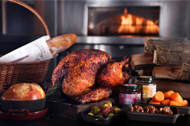 N°168 PRIME牛排館推出白橡木煙燻火雞外帶禮籃8折優惠價4888元。（維多麗亞酒店提供）