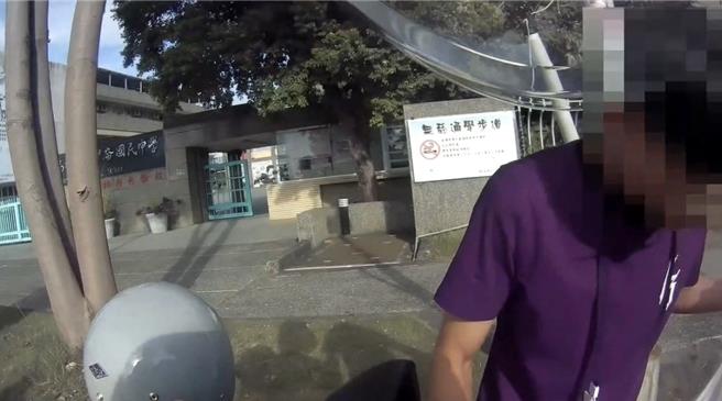 高雄一名男子騎車行跡可疑遭警方攔查，謊報身分卻被小孩存簿被揭穿，只好自曝遭7條通緝並向警方求饒仍遭逮。（警方提供／任義宇高雄傳真）