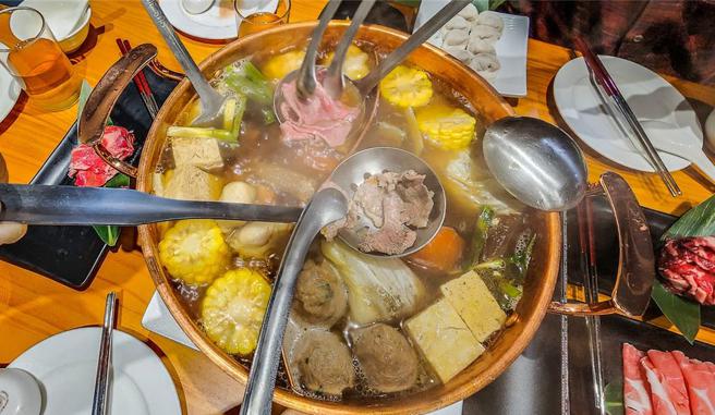 飛行家旅行社與牛博肆溫體牛火鍋簽訂「飛牛專案」，打造高雄火鍋美食旅遊。圖／業者提供