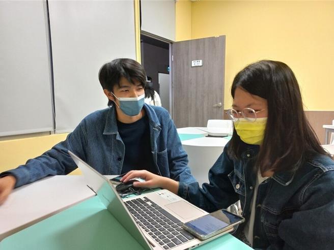 台科大評選優良教學助理，電子系黃致恩(左)同學協助指導學生簡報訓練獲台科大優良教學助理獎。(台科大提供)