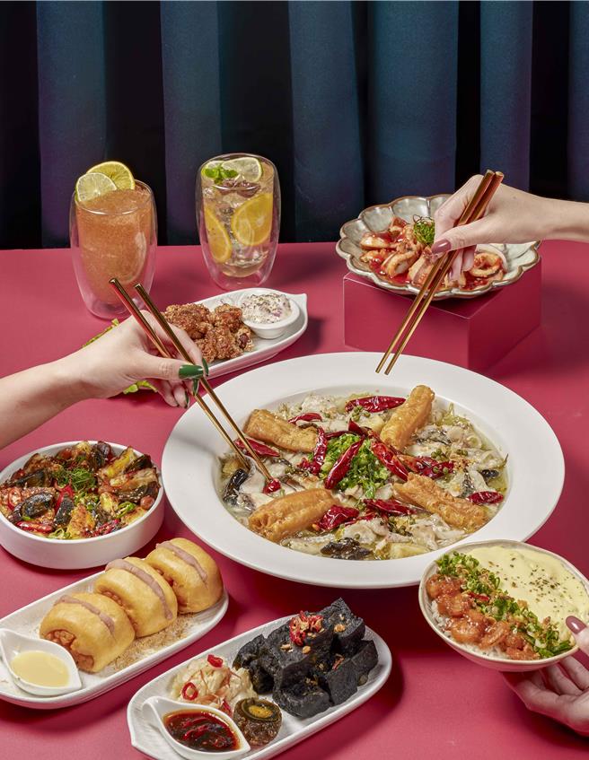 「叁加叁 鸳鸯泡椒酸菜鱼」近期开幕，并推出证件印有新竹县市可享0元升级「鸳鸯双口味」再招待「摇滚鱼皮」。（这一锅餐饮集团提供／朱世凯台北传真）