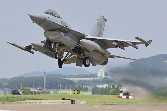 南韩KF-16战机的资料照。（南韩国防部）