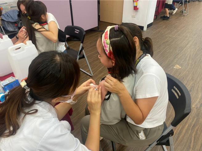 茂盛醫院副院長簡佳裕表示，接種疫苗可預防重症，請家長趕快帶孩子接種流感疫苗。（資料照片／馮惠宜台中傳真）