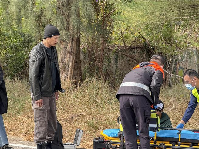 藝人何潤東執導浪漫喜劇《不如海邊吹吹風》，赴金門縣取景出車禍；左一為何潤東。（民眾提供）