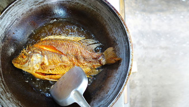 達人分享完美煎魚的5步驟，讓全場看呆。（圖／shutterstock） 