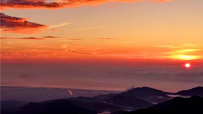 宜蘭縣太平山國家森林遊樂區為北台灣賞日出的絕佳地點之一，林業及自然保育署宜蘭分署為了讓民眾能迎接2024年第一道曙光，當天園區提早於清晨3時開園。（林業及自然保育署宜蘭分署提供／吳佩蓉宜蘭傳真）