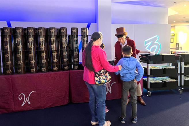 「2023新北欢乐耶诞城」邀请新北市家扶中心儿童与少年们和家人们一同来欣赏电影，提前共度温馨又欢乐的耶诞夜。（新北市观旅局提供）