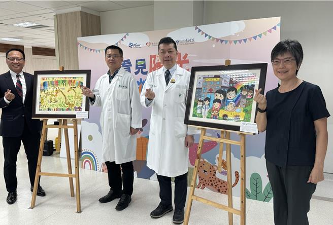 「看見陽光，輝灑色彩」巡迴畫展，即日起至12月16日在奇美醫院展出，右二為奇美醫院院長林宏榮、右一為陽光社會福利基金會執行長舒靜嫻。（曹婷婷攝）