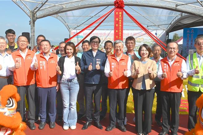 行政院長陳建仁（前排右四）12日出席「國道10號里港交流道至新威大橋新闢道路里港至美濃段工程」動土祈福典禮，高雄市長陳其邁（前中）、屏東縣長周春米（前右三）陪同。（林瑞益攝）