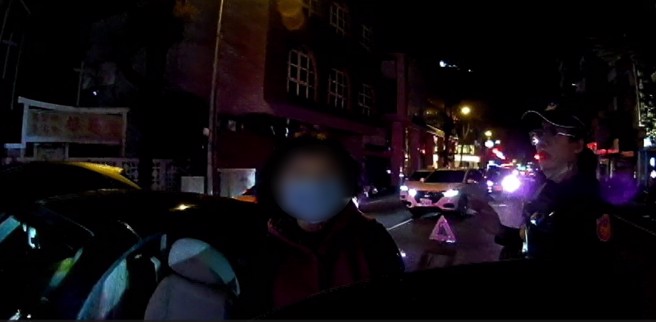 婦人車輛突在路中央冒煙熄火，暖警救援秒變「減肥之舉」。（警方提供）