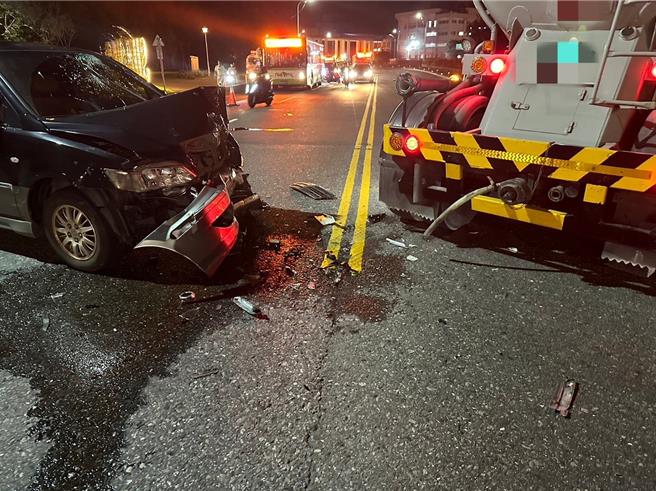 46歲吳姓男子駕駛營業貨運曳引車疑似左轉不慎，與37歲江姓男子駕駛的自小客車擦撞。（警方提供／吳佩蓉宜蘭傳真）