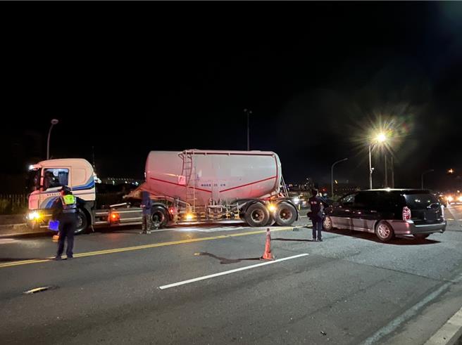 46歲吳姓男子駕駛營業貨運曳引車疑似左轉不慎，與37歲江姓男子駕駛的自小客車擦撞。（警方提供／吳佩蓉宜蘭傳真）