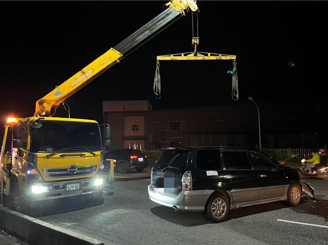 警方立即交通疏導並通知拖吊車實施拖吊作業，迅速於晚上6時30分排除事故，恢復雙向通行。（警方提供／吳佩蓉宜蘭傳真）
