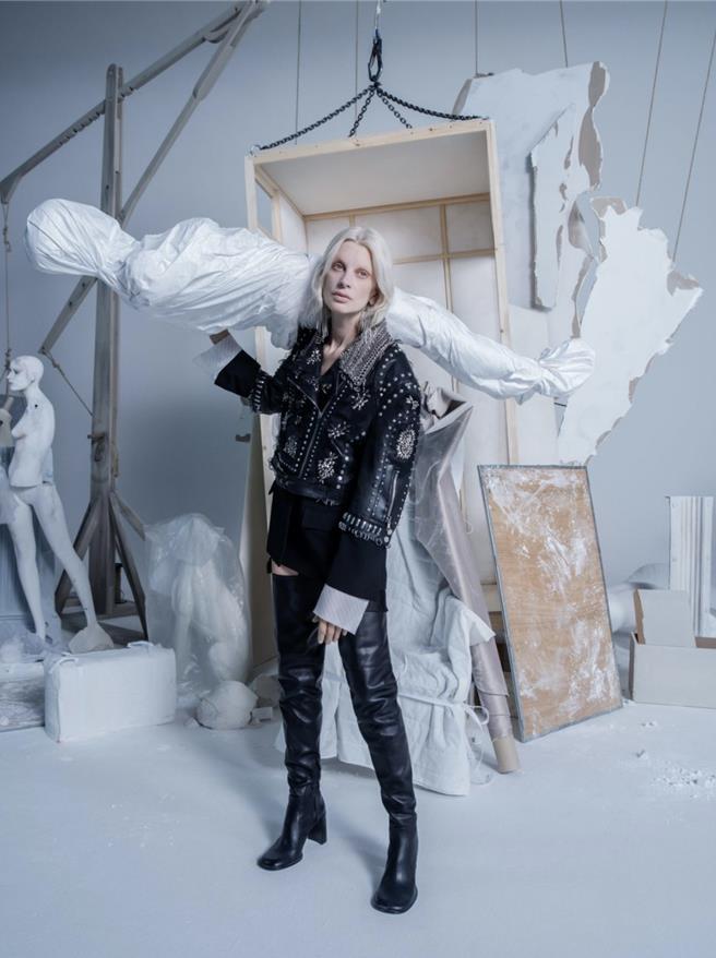 Kristen McMenamy在Zara Atelier形象廣告中，背著包裹白布假人的爭議照片現已從官網、社群中刪除。（翻攝自Zara官方instagram）