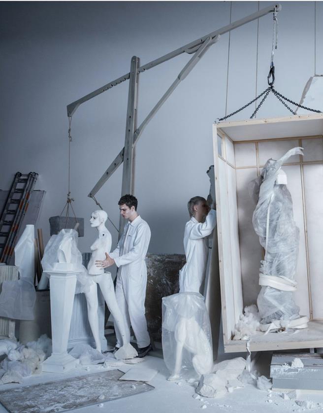 Zara Atelier形象廣告的佈景引起爭議。（翻攝自Zara官方instagram）