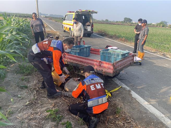 台南东山一名老农驾驶农用搬运车，不慎摔落道路边坡，人被压车底，消防获报到场赶紧将人救出。（读者提供／张毓翎台南传真）